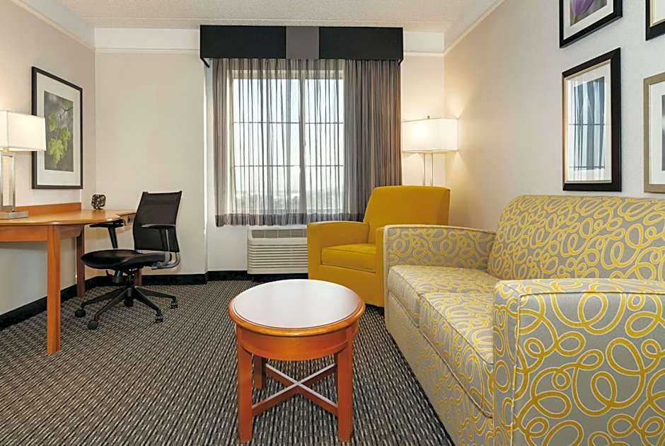 La Quinta Inn & Suites by Wyndham Ontario Airport