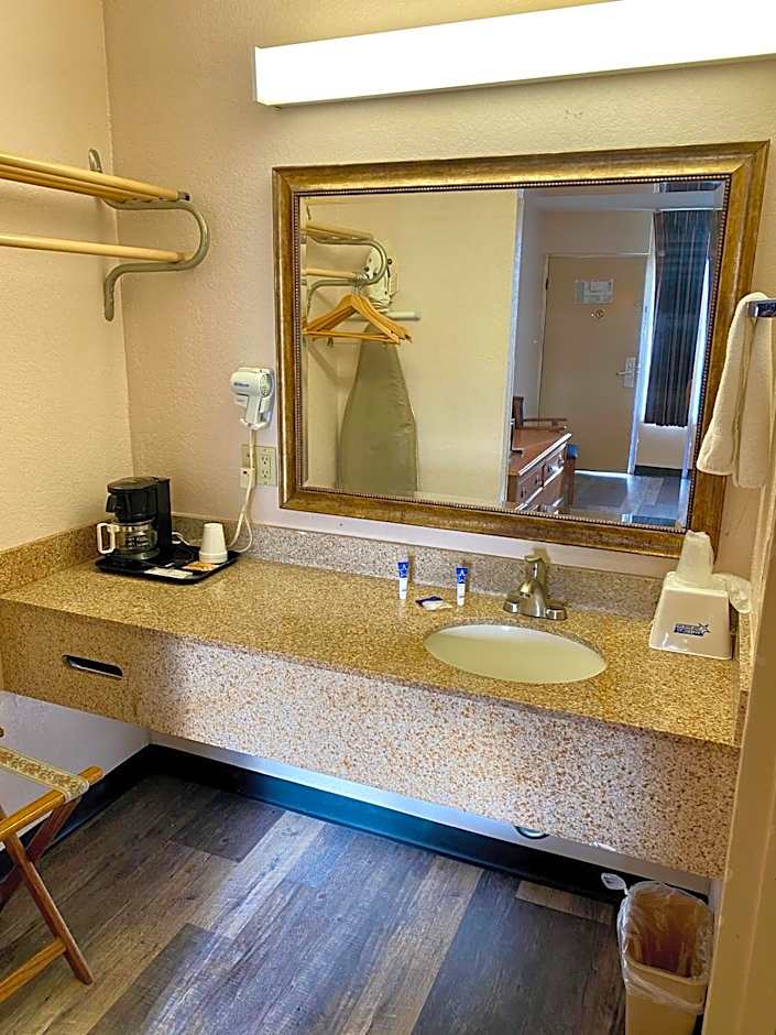 Motel 6 Marianna, FL