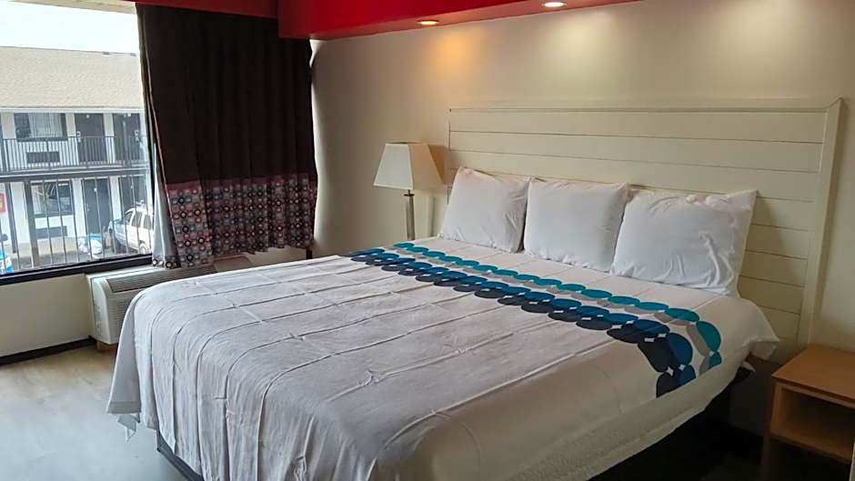 Photo 1 of 6 of Deluxe Studio 1 King Bed