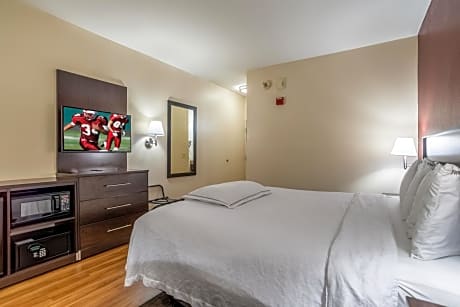 Premium King Room Disability Access Poolside Roll-In Shower Smoke Free (Upgraded Bedding and Snack Box)