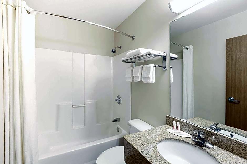 Super 8 by Wyndham Liverpool/Clay/Syracuse Area