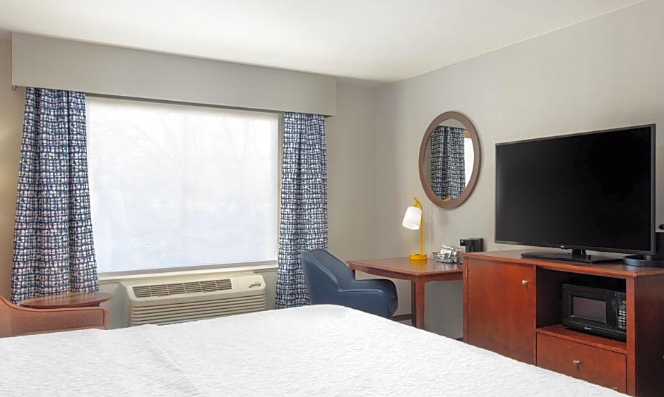 Newly Renovated - Hampton Inn Medford