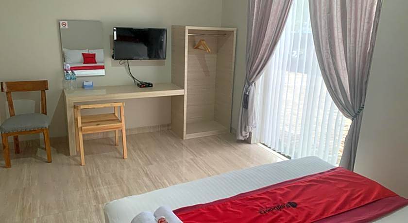 RedDoorz near Alun Alun Purbalingga