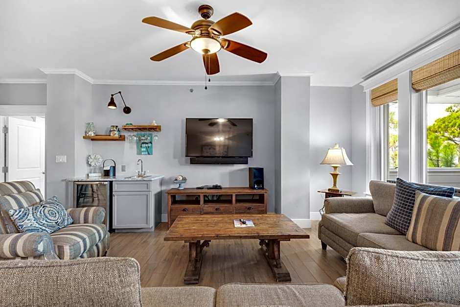 Cozy Bayside Retreat at Lasata , Stunning Panoramic Views ,Steps away from Baytowne Wharf, 3 Bedrooms 3 full baths !!