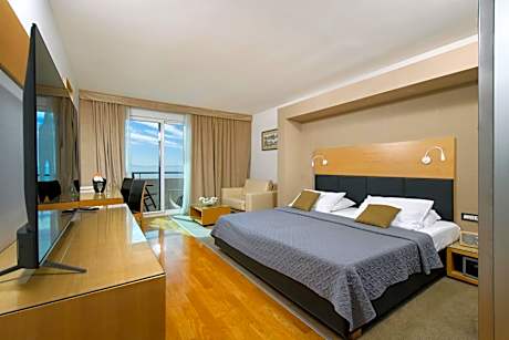 Deluxe Room with Balcony and Sea View