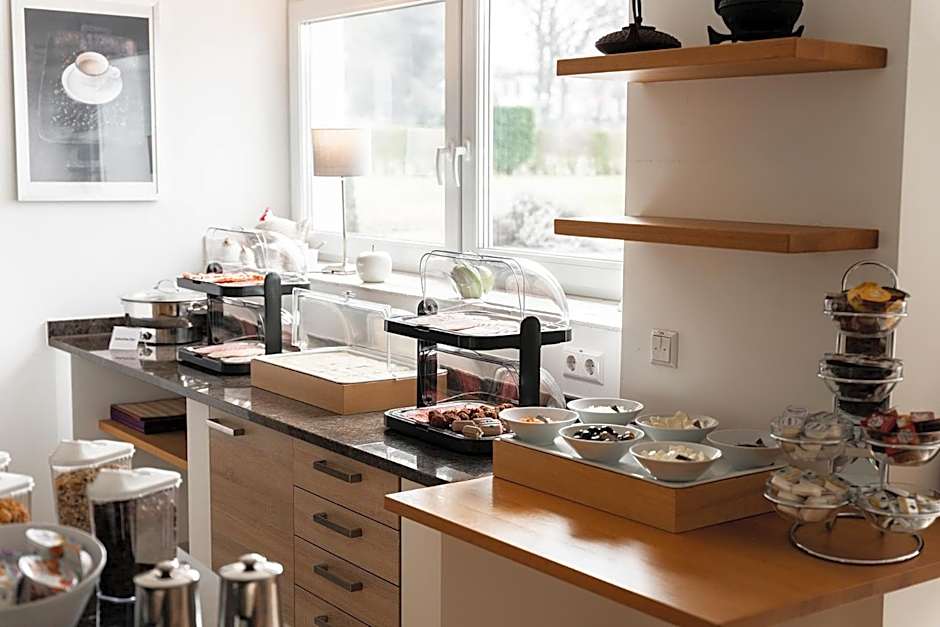 Hotel Vier Jahreszeiten an der Therme & Kliniken Bad Krozingen Nähe Freiburg & Schwarzwald Ideal für Wellness Kur & Business Ausflüge 24h Check In- WLAN & Parken gratis