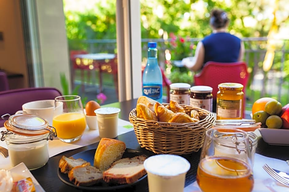 Logis Hôtel Restaurant Les 2 Rives - A75, en bordure de rivière