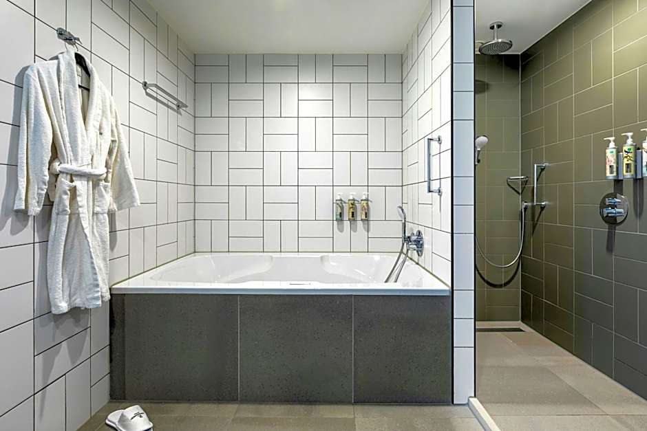 Renaissance by Marriott Amsterdam Schiphol Airport Hotel