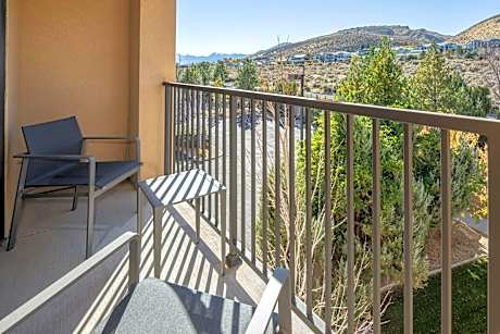 1 Bedroom 2 room Suite, 1 King, Sofa bed