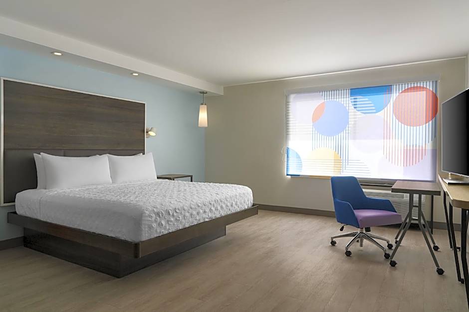 Foto 1 daripada 8 — 1 King Bed, Hearing Accessible, Roll in Shower