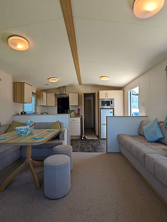 LOVELY BRIGHT MODERN CARAVAN SWANAGE on PEACEFUL AND TRANQUIL HOLIDAY PARK