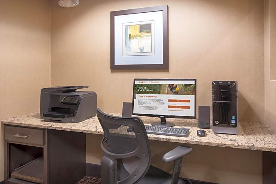 Holiday Inn Express Suites Yankton Hotel By IHG