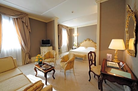 Deluxe Suite with Side Grand Canal View