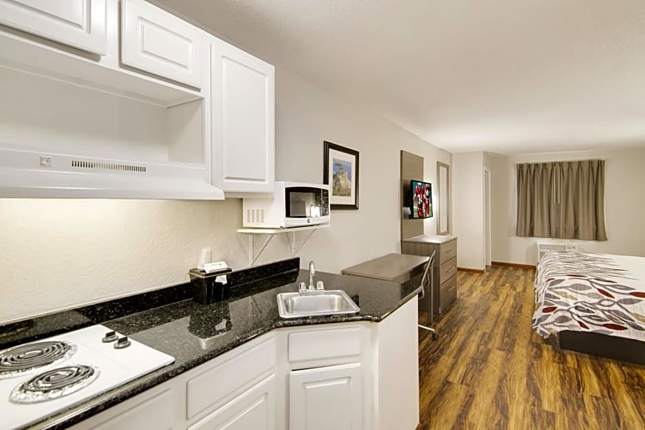 Red Roof Inn & Suites Pensacola-NAS Corry