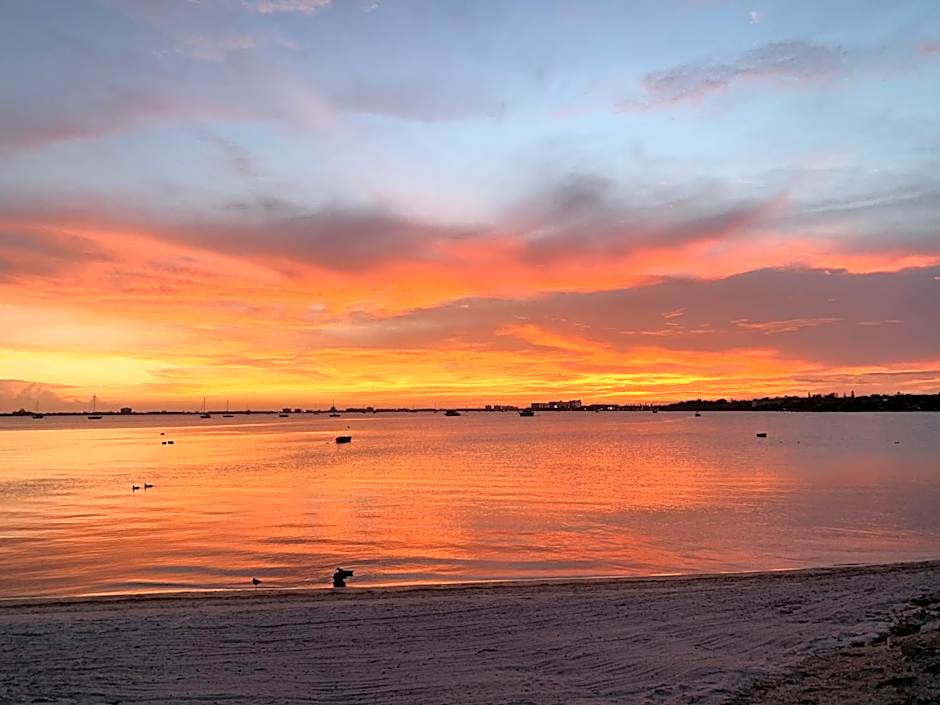 Walk to the Sand, Pool & Hot Tub Waterfront Oasis