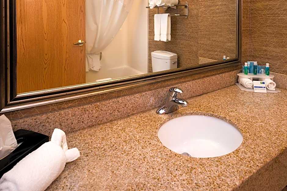 Holiday Inn Express & Suites Bucyrus by IHG