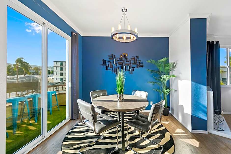 Beverly Hills Penthouse 2 BR Apt with Parking 407