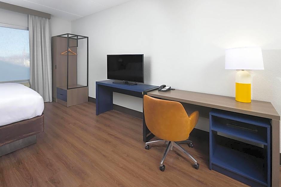 Comfort Suites Outlet Center