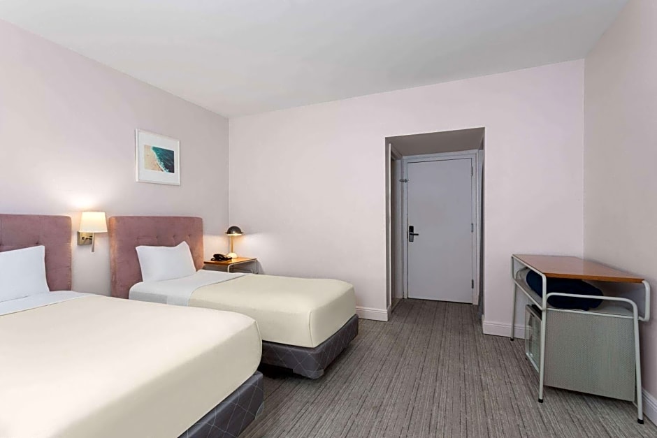 Foto 1 dari 4 — Double Room with Two Double Beds and Roll-in Shower - Mobility Access/Non-Smoking