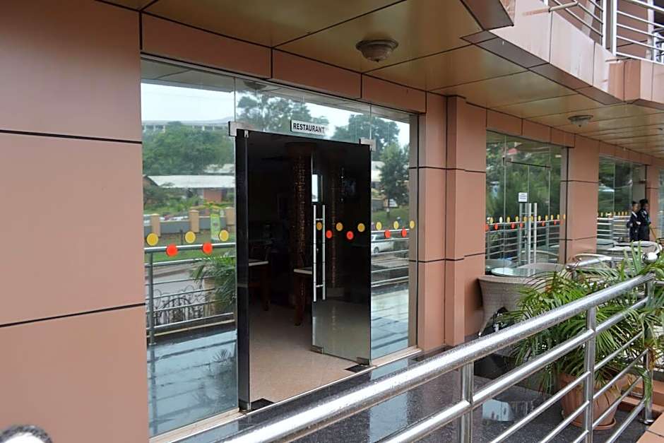 Super Paradise Hotel