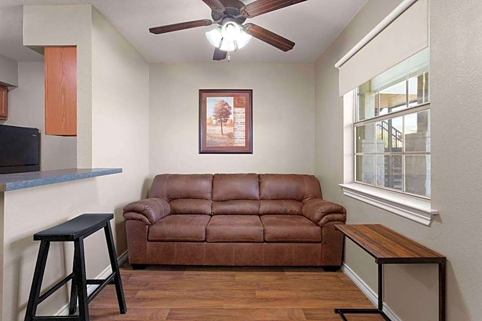 Eagle's Den Suites Kenedy a Travelodge by Wyndham