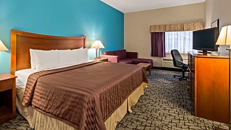 Accessible - Suite Queen Bed, Mobility Accessible, Bathtub, Microwave And Refrigerator, Sofa, Wi-Fi, Non-Smoking, Continental Breakfast