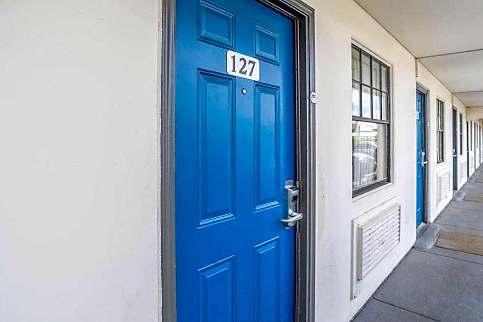 Motel 6 Dallas Market Center