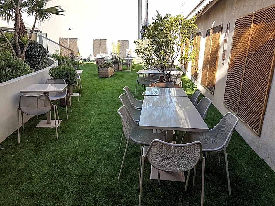 Esatitude Hotel