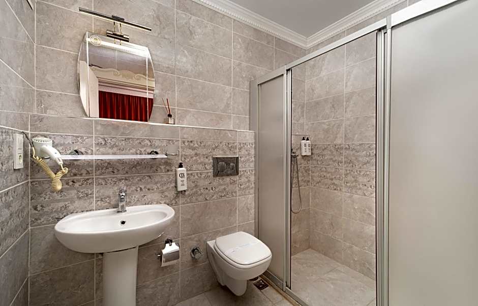 DELUXE NEWPORT HOTEL