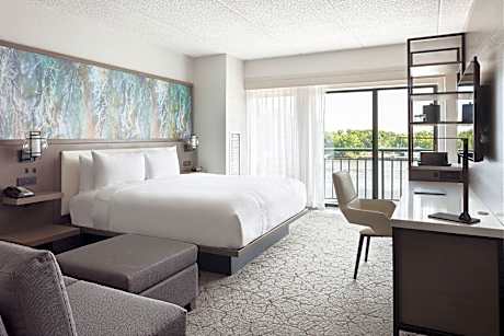 Concierge Lounge Access, Guest Room, 1 King, Sofa Bed, Riverfront