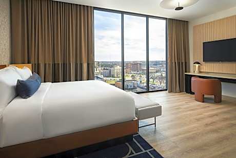 Bellavista W/Peloton Bike, 1 Bedroom Signature Suite, 1 King, Sofa Bed, Plaza View, City View