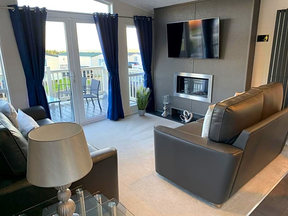 Lola Lodge - Luxury Hot Tub Retreat