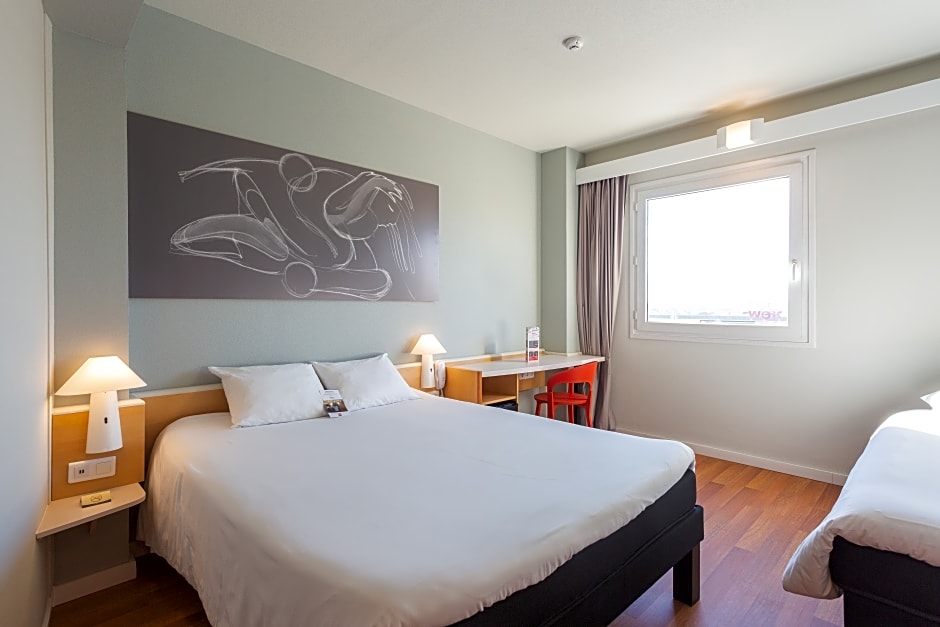 Foto 1 di 11 di Standard 1 Double Bed and 1 Twin Bed