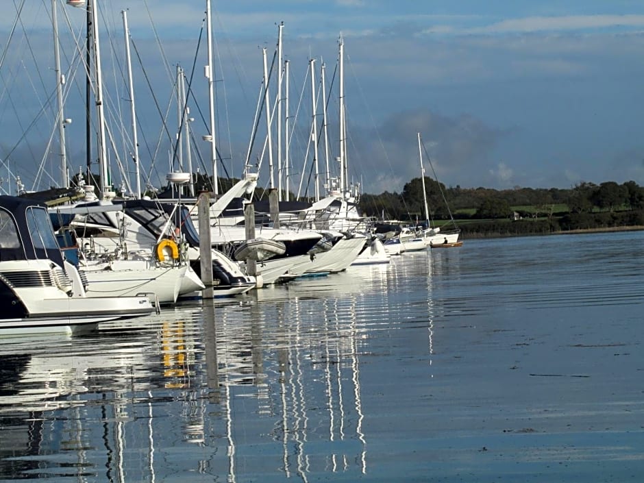 Albertine ,A warm welcome awaits you ,Offering room only or bed and breakfast ,Ideal location for Solent Way ,High Street ,Isle of Wight ,New Forest