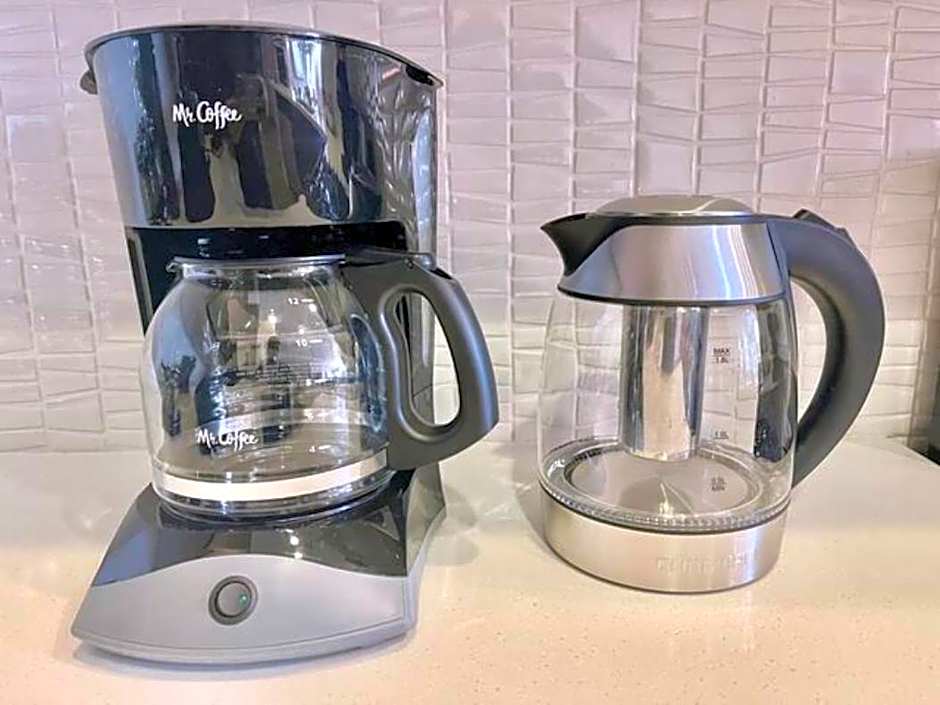 Penthouse One Bedroom Garden View Condo by UCLA