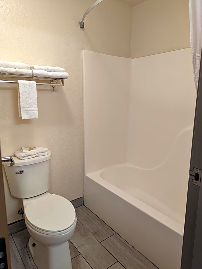 Days Inn & Suites by Wyndham Castle Rock