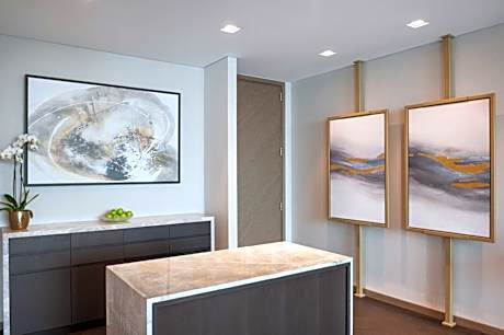 Deluxe One-Bedroom King Suite