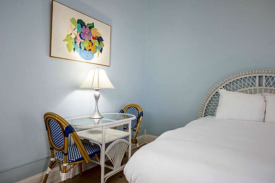 Deluxe Queen at the Curry Mansion - Parking & Heated Pool!