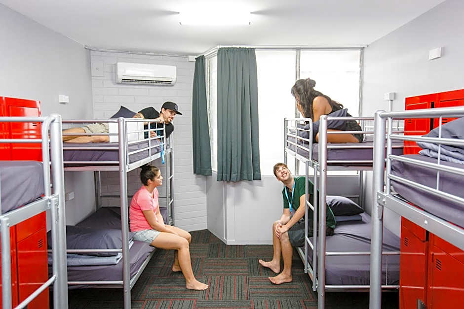 Mad Monkey Backpackers Waterfront