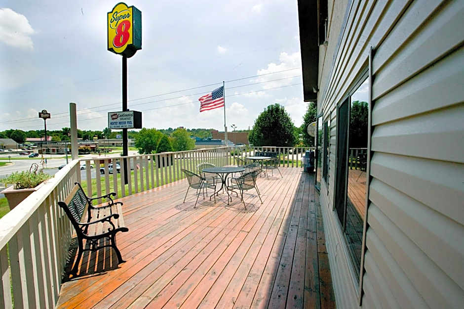 Super 8 by Wyndham Van Buren/Ft. Smith Area