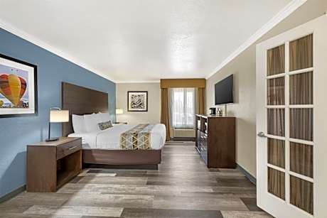 One-Bedroom King Suite with Spa Bath - Non Smoking