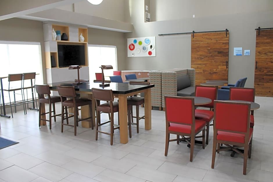 Holiday Inn Express & Suites - Tulare by IHG