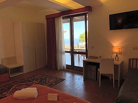 Double or Twin Room with Sea View