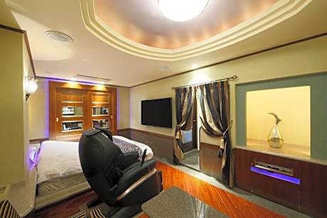 Deluxe Queen Room