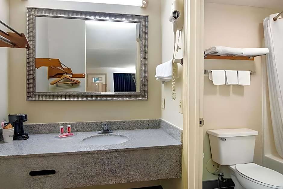 Econo Lodge Inn & Suites