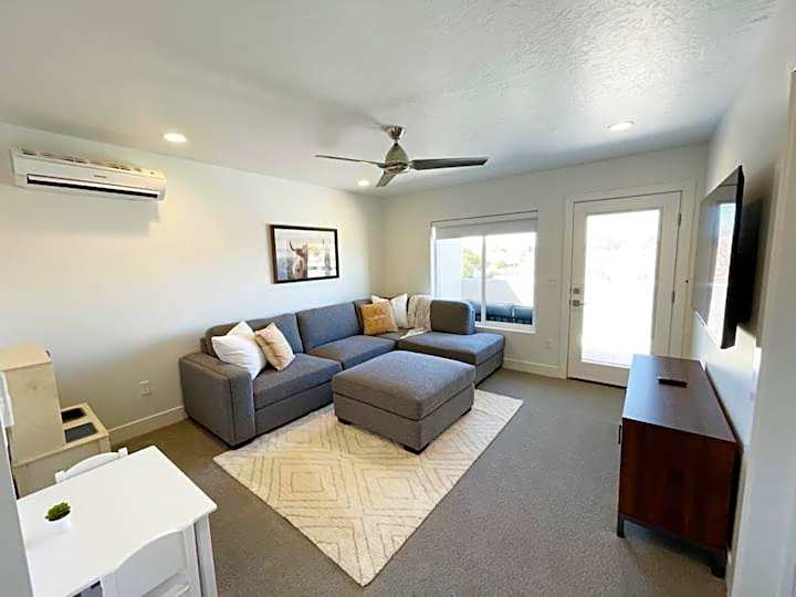 New Family-Friendly Townhome w/ Pool & Hot Tub