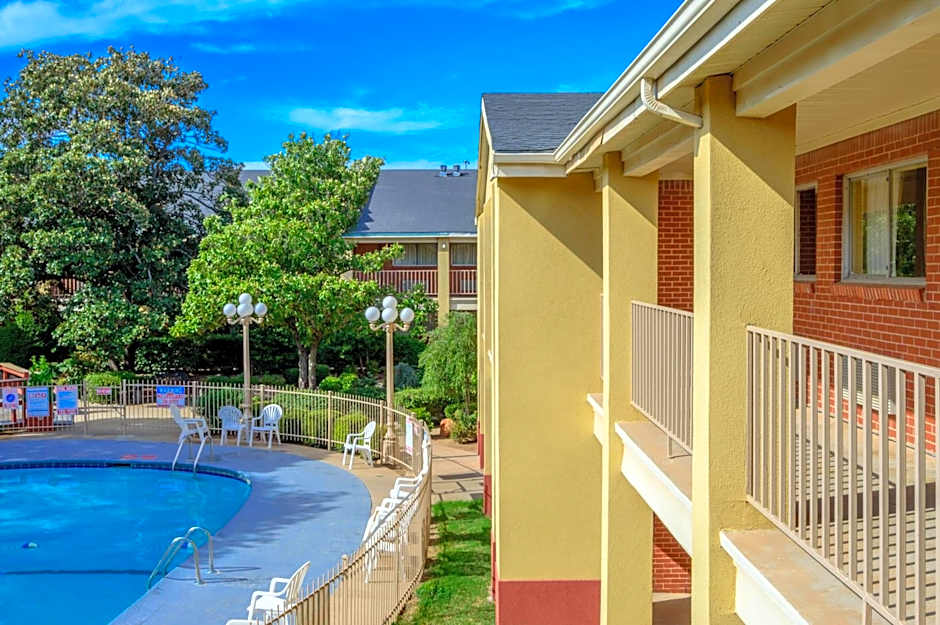 Days Inn by Wyndham Lawton