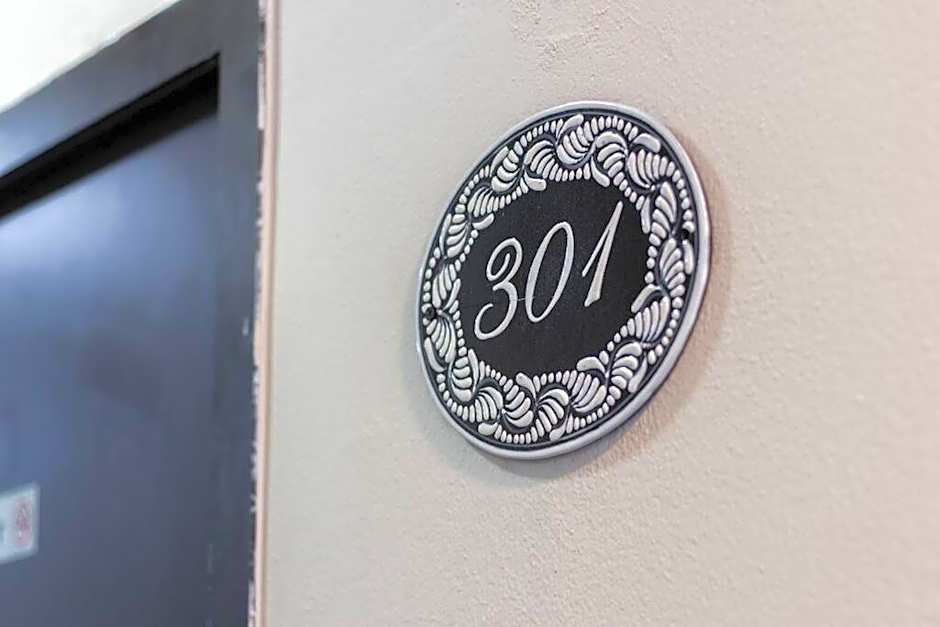 301 Historic building 1Bdrm 1bath AC Rooftop