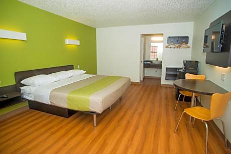 1 King Bed | Mobil Access Tub Nsmk Micfridg