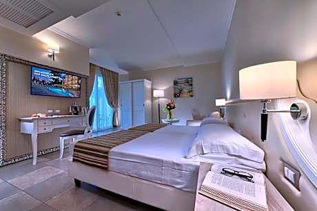 Comfort Double or Twin Room with Partial Lake View